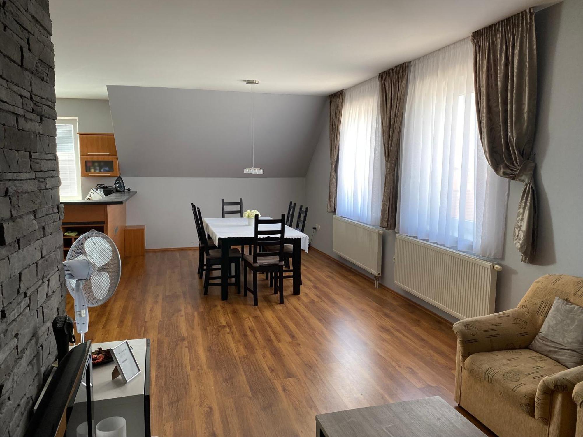 Spacious Apartment In Town Centre Nove Zamky Exterior photo