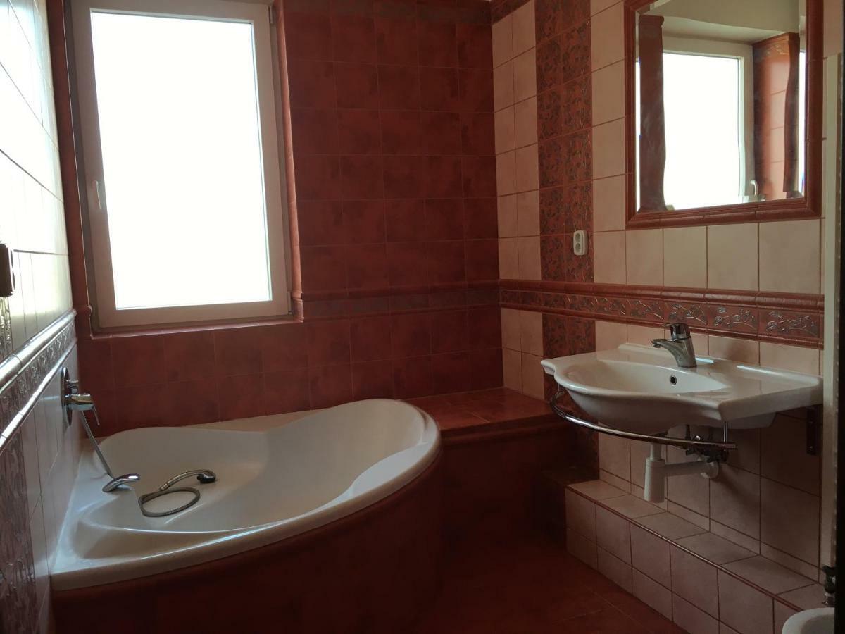 Spacious Apartment In Town Centre Nove Zamky Exterior photo