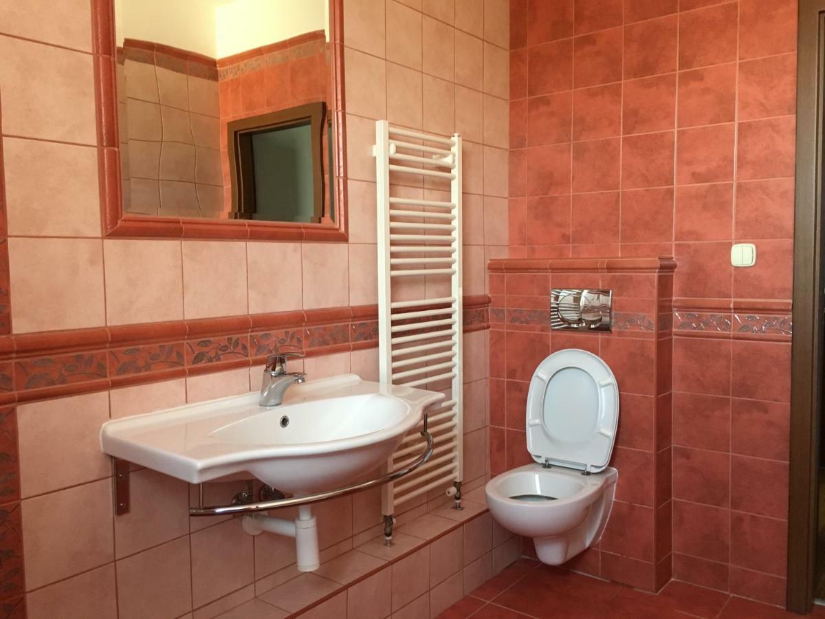 Spacious Apartment In Town Centre Nove Zamky Exterior photo